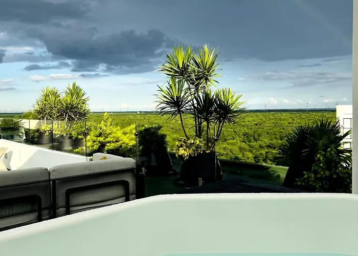 Luxury Oasis Pools, Rooftop & Paddle, Tennis Apartment *