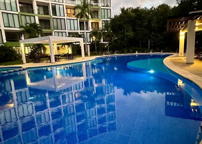 Luxury Oasis Pools, Rooftop & Paddle, Tennis Apartment *