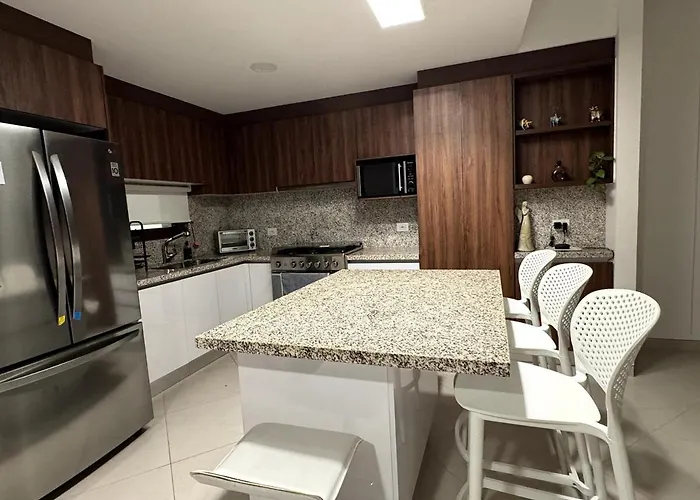 Luxury Oasis Pools, Rooftop & Paddle, Tennis Apartment *